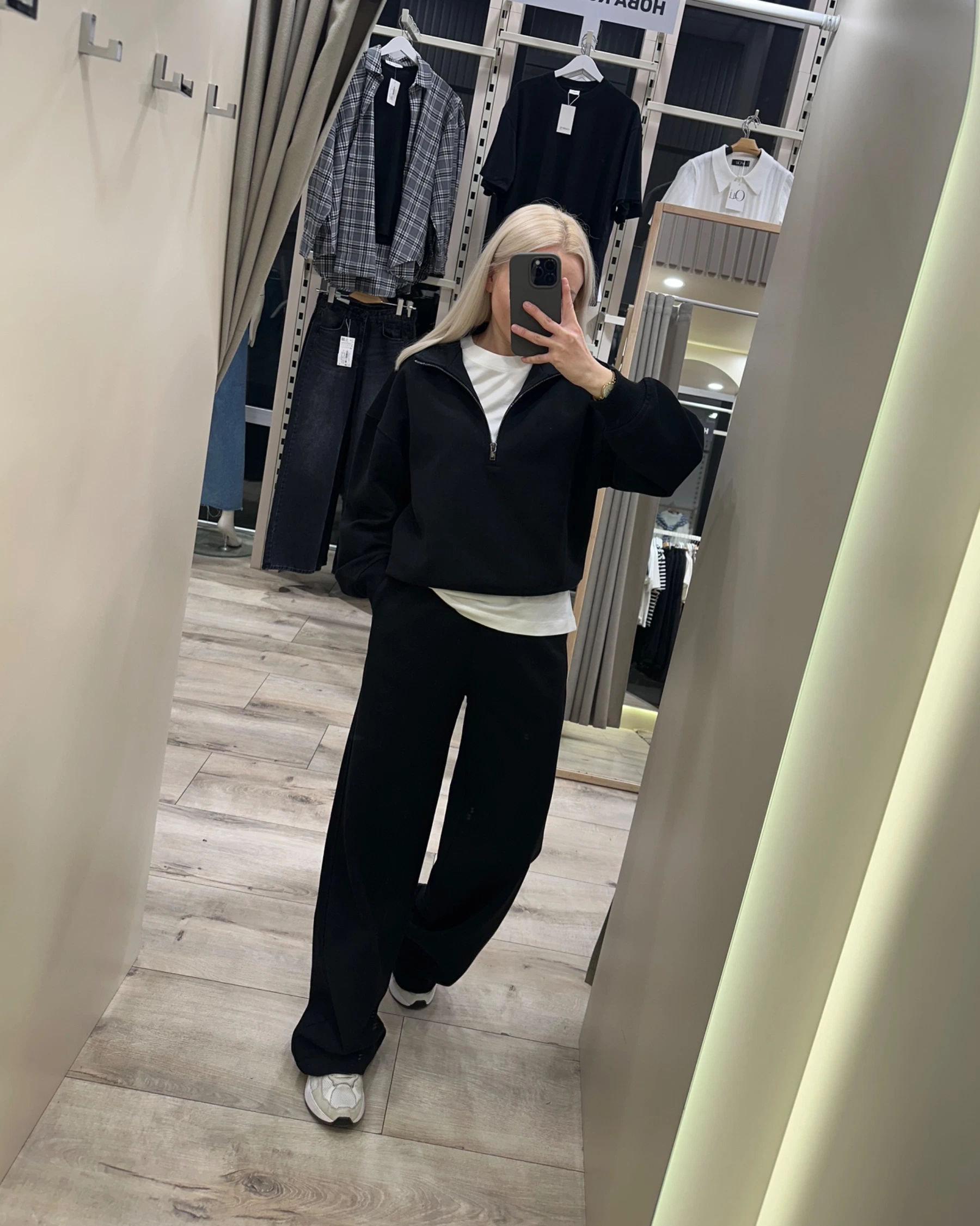 Костюм в чорному кольорі з зіпсвітшотом та прямими штанами - зображення 3