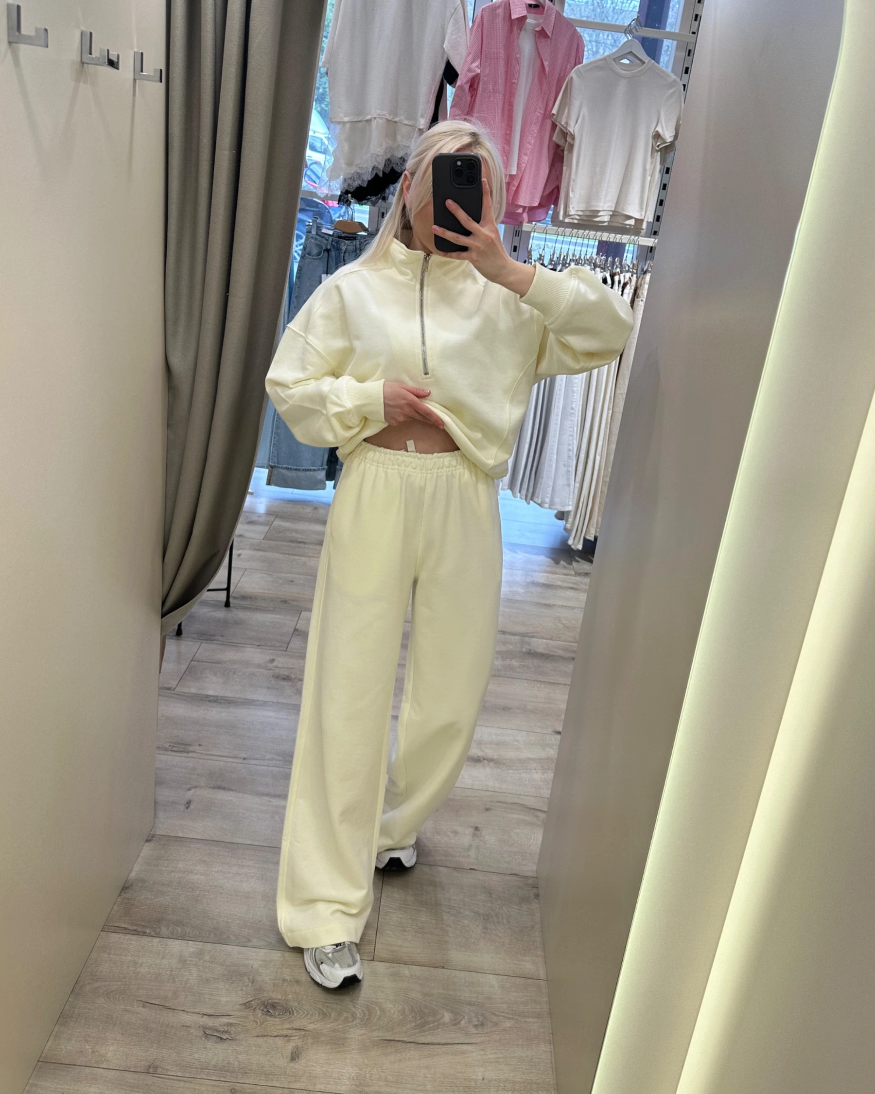 Костюм з зіп світшота та прямих штанів у ніжному ванільному кольорі - зображення 4