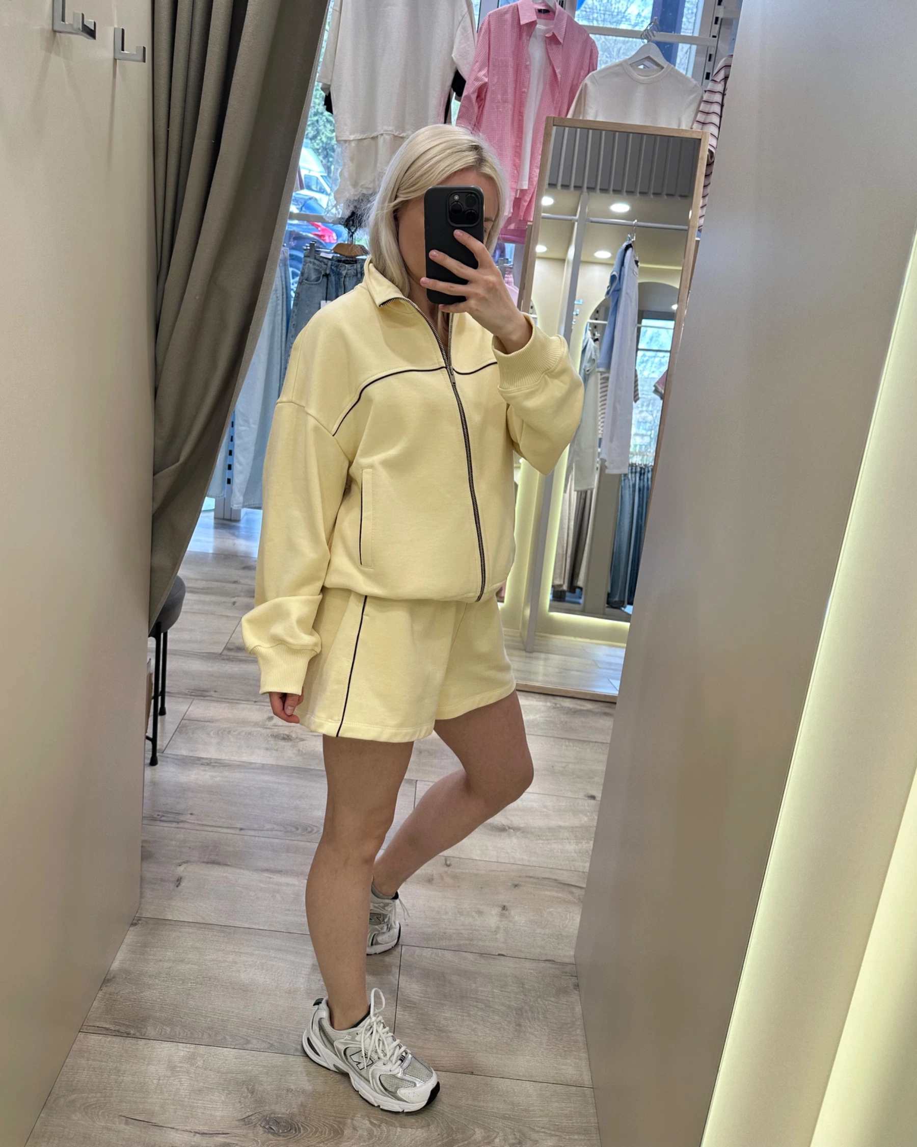 Костюм зіп світшот+шортики  у вершковому кольорі