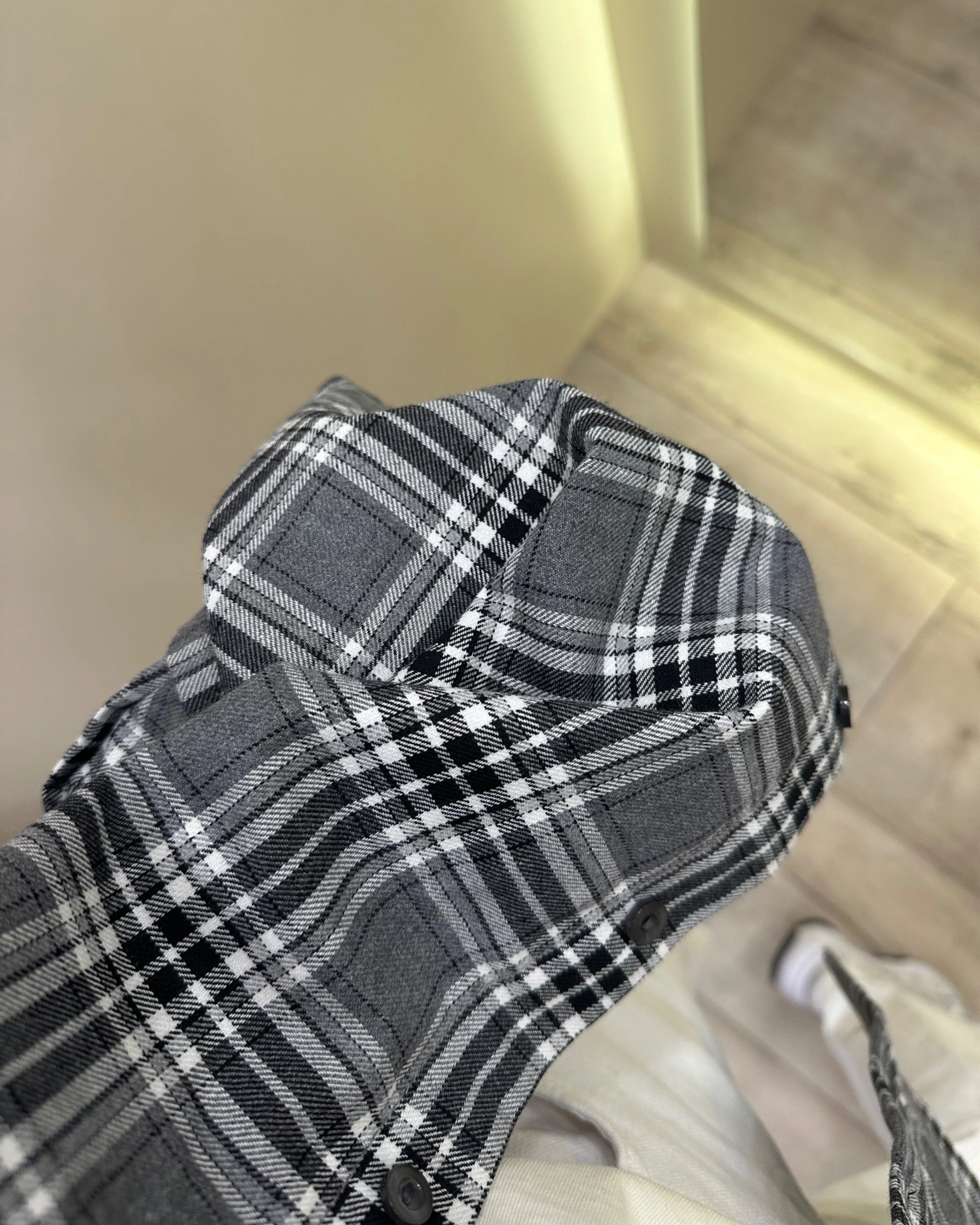 Сіра сорочка в клітинку - зображення 3