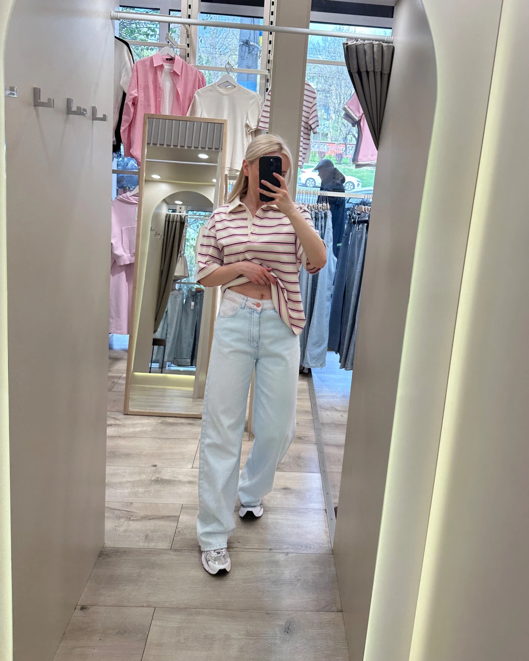 Блакитні джинси з акцентним ніжно-рожевим поясом - зображення 2