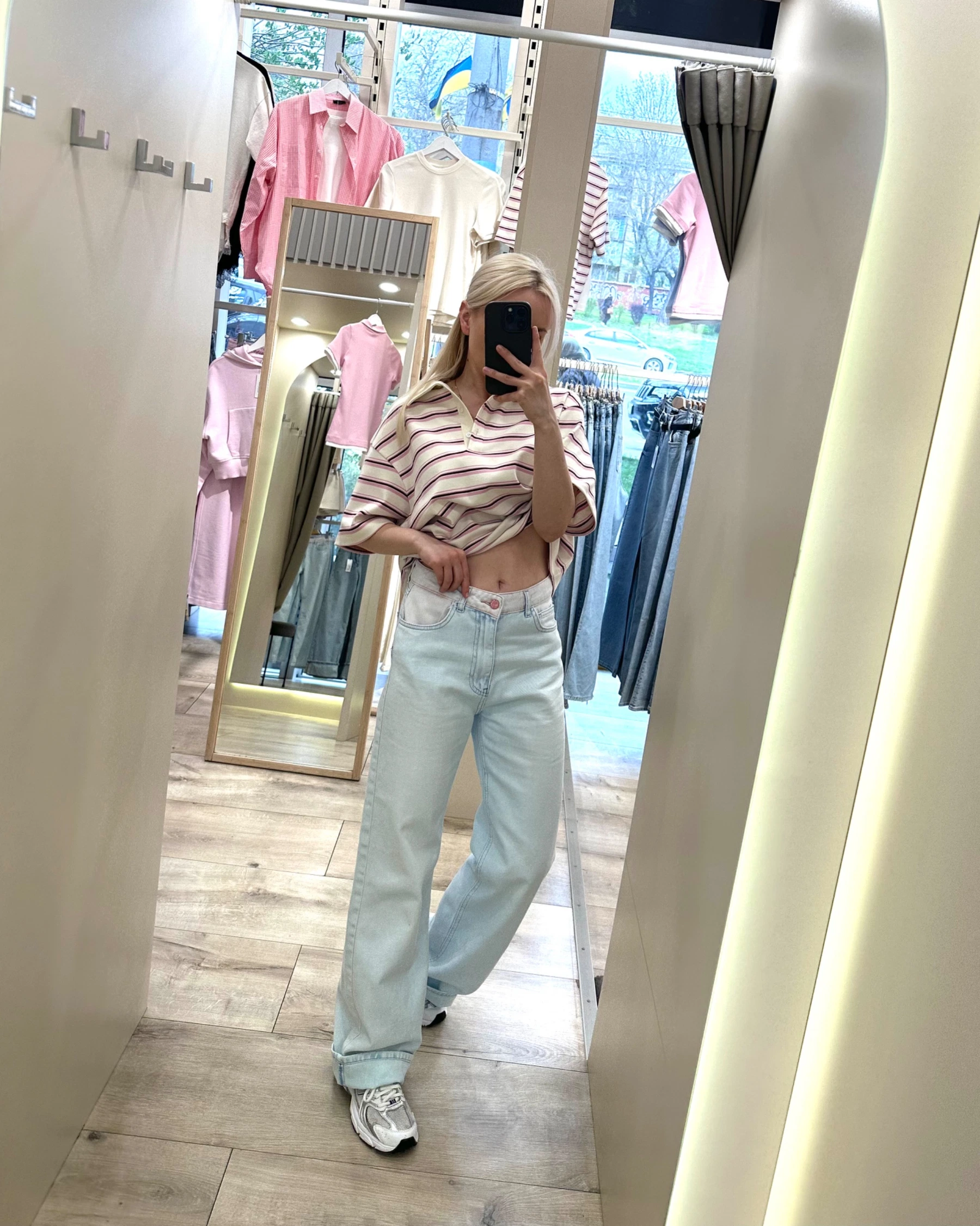 Блакитні джинси з акцентним ніжно-рожевим поясом - зображення 3