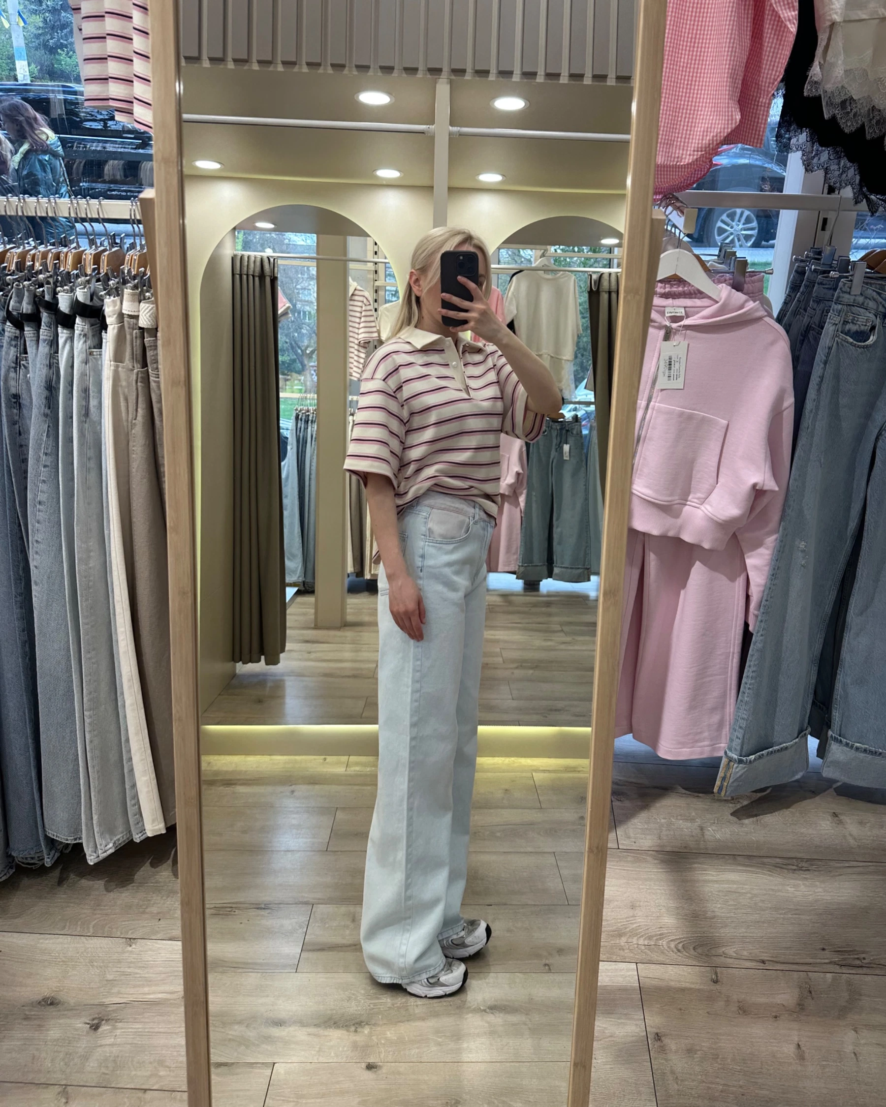 Блакитні джинси з акцентним ніжно-рожевим поясом - зображення 4