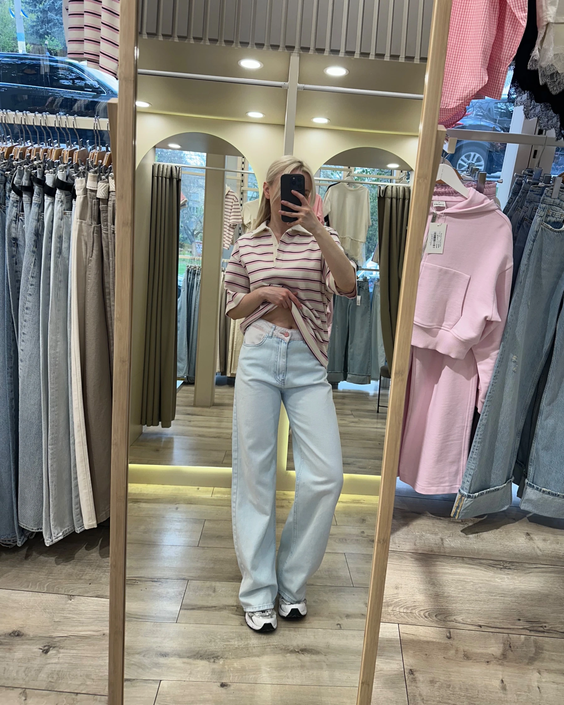 Блакитні джинси з акцентним ніжно-рожевим поясом - зображення 5