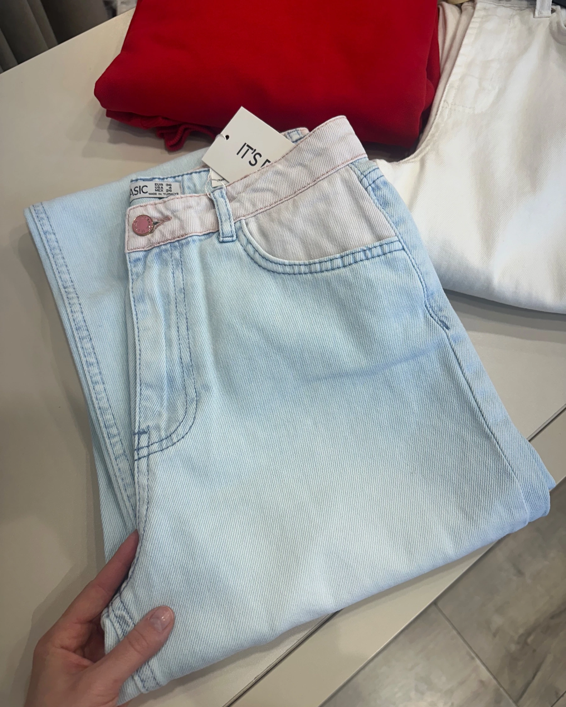 Блакитні джинси з акцентним ніжно-рожевим поясом - зображення 6