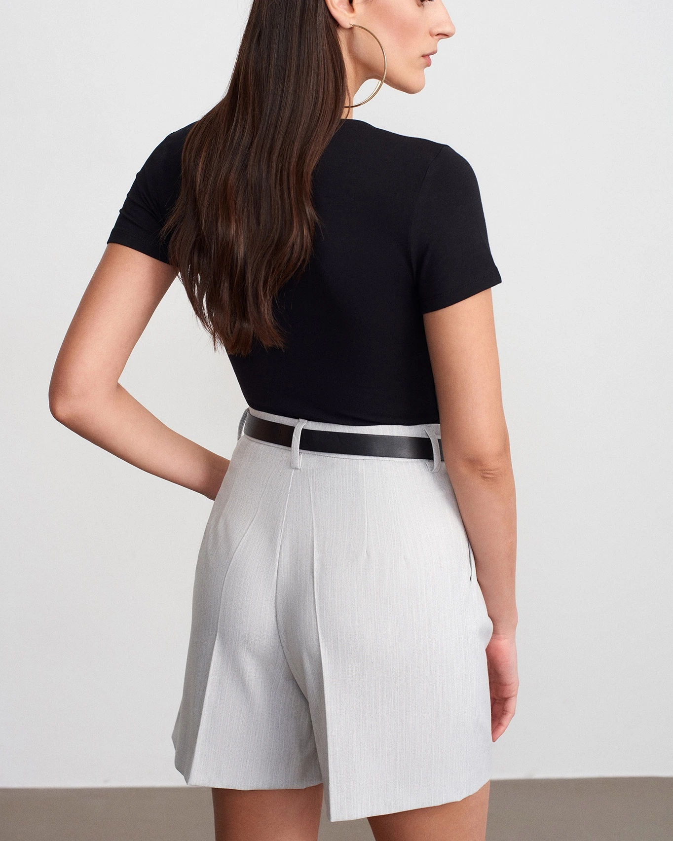 Класичні сірі шорти з тонкої тканини - зображення 3