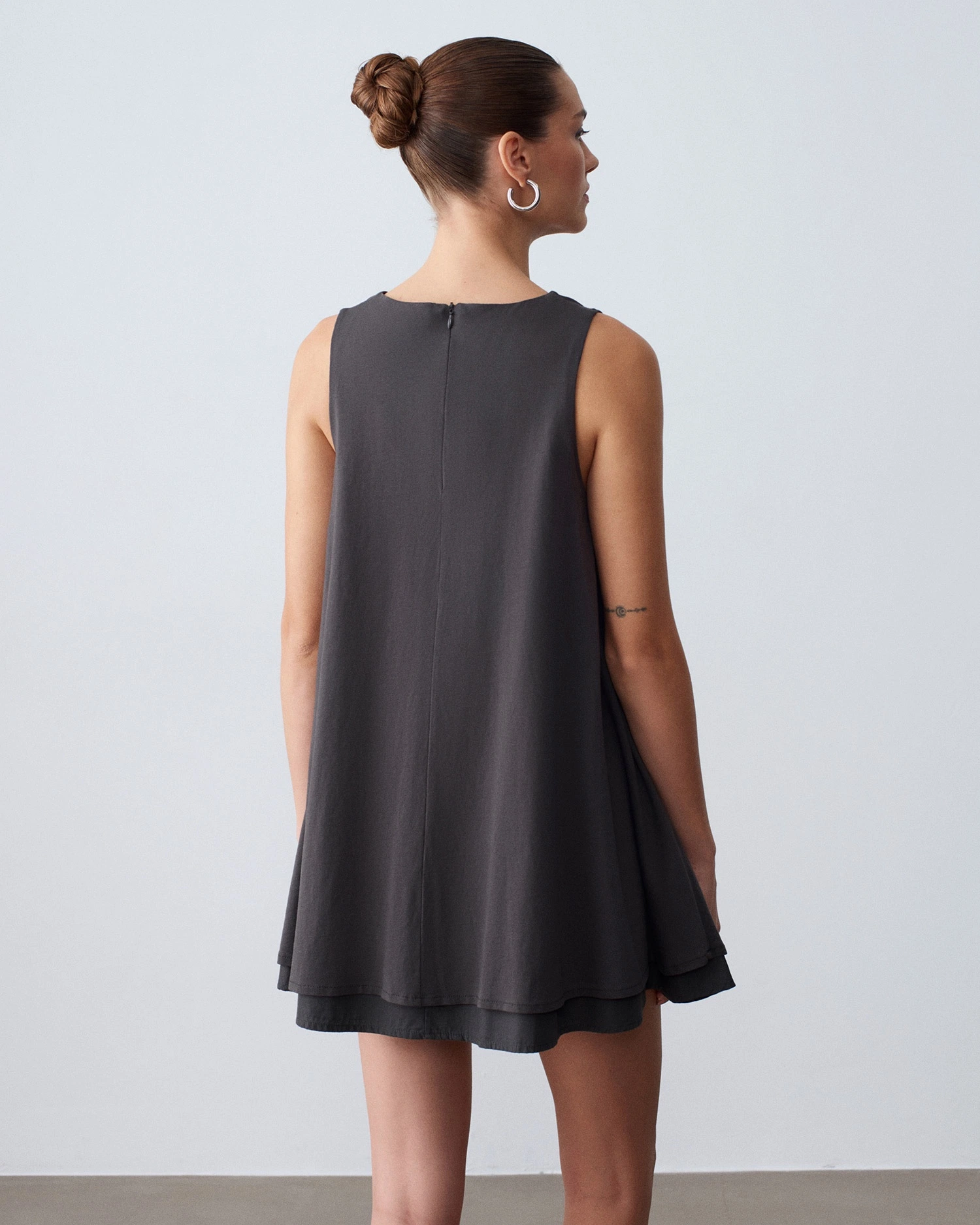 Бавовняна міні сукня в кольорі графіт - зображення 2