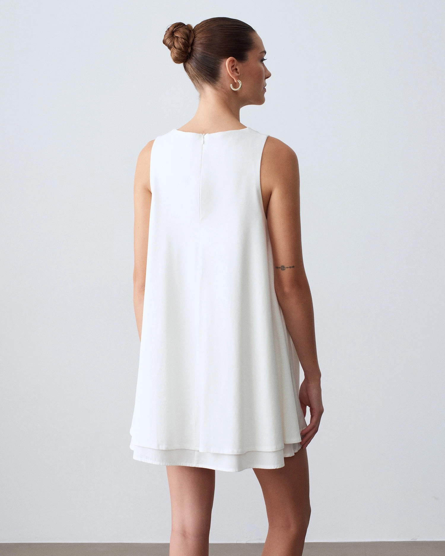 Молочна бавовняна міні сукня - зображення 2