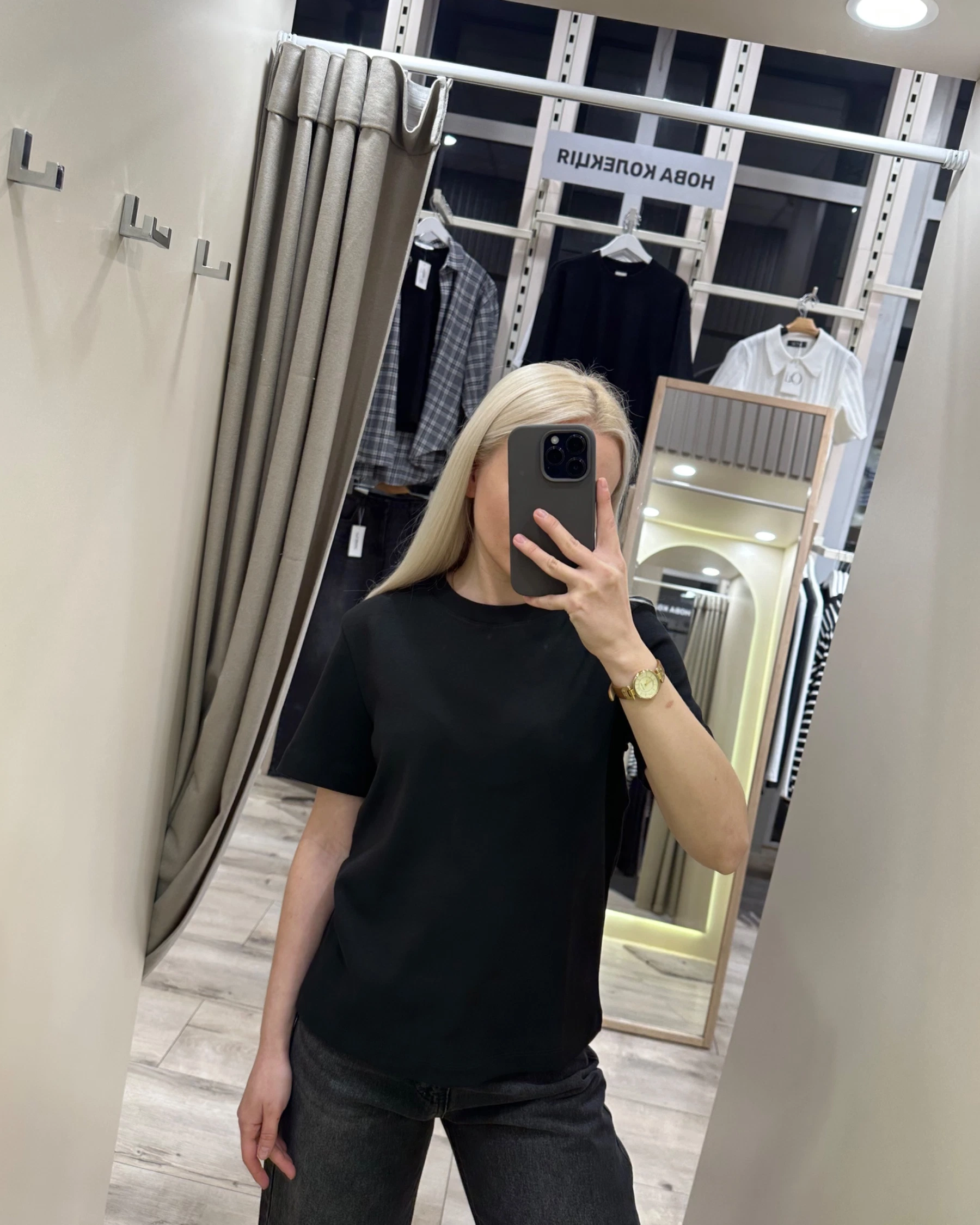 Чорна класична  футболка з щільної тканини - зображення 3